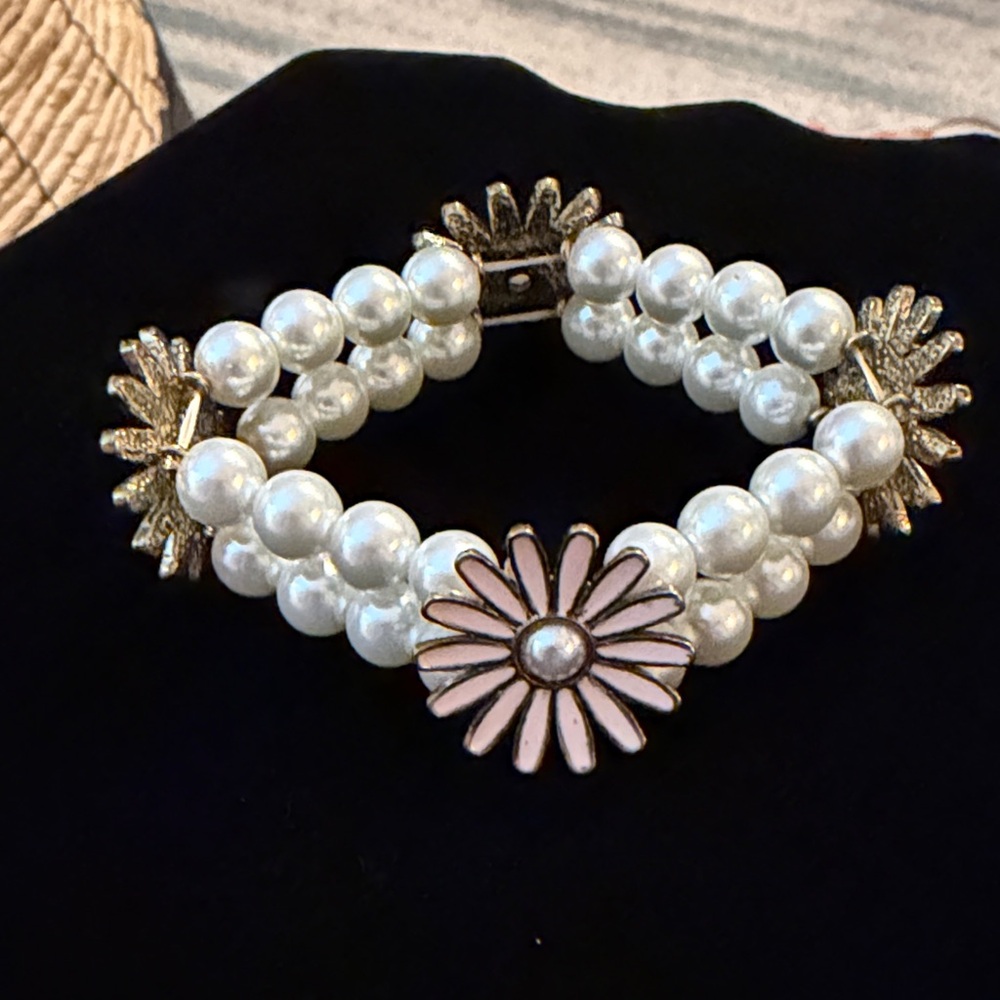 🌸 Elegant Pink Daisy & Pearl Stretch Bracelet 🌸